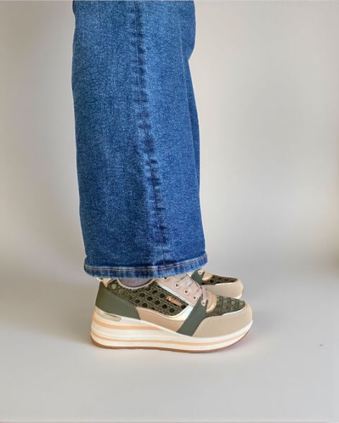 Εικόνα της Sneakers με συνδυασμό υλικών και χρωμάτων