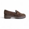 Δερμάτινα καστόρ loafers σε καφέ χώμα με τρακτερωτή σόλα πλάγια εξωτερική όψη σε λευκό φόντο.	
