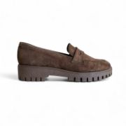 Δερμάτινα καστόρ loafers σε καφέ χώμα με τρακτερωτή σόλα πλάγια εξωτερική όψη σε λευκό φόντο.	