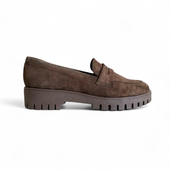 Δερμάτινα καστόρ loafers σε καφέ χώμα με τρακτερωτή σόλα πλάγια εξωτερική όψη σε λευκό φόντο.	