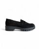 Δερμάτινα καστόρ loafers σε μαύρο χώμα με τρακτερωτή σόλα πλάγια εξωτερική όψη σε λευκό φόντο.