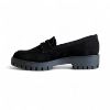 Δερμάτινα καστόρ loafers σε μαύρο χώμα με τρακτερωτή σόλα πλάγια εσωτερική όψη σε λευκό φόντο.	