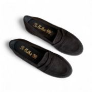 Δερμάτινα καστόρ loafers σε μαύρο χώμα με τρακτερωτή σόλα επάνω όψη σε λευκό φόντο.	
