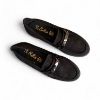 Δερμάτινα καστόρ loafers σε μαύρο χώμα με τρακτερωτή σόλα και μεταλλική λεπτομέρεια στο κουντεπιέ επάνω όψη σε λευκό φόντο.