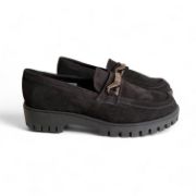 Δερμάτινα καστόρ loafers σε μαύρο χώμα με τρακτερωτή σόλα και μεταλλική λεπτομέρεια στο κουντεπιέ πλάγια όψη σε λευκό φόντο.