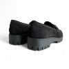 Δερμάτινα καστόρ loafers σε μαύρο χώμα με τρακτερωτή σόλα και μεταλλική λεπτομέρεια στο κουντεπιέ πίσω όψη σε λευκό φόντο.	