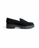 Δερμάτινα καστόρ loafers σε μαύρο χώμα με τρακτερωτή σόλα και μεταλλική λεπτομέρεια στο κουντεπιέ πλάγια εξωτερική όψη σε λευκό φόντο.