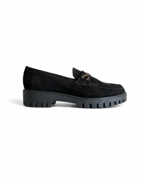 Δερμάτινα καστόρ loafers σε μαύρο χώμα με τρακτερωτή σόλα και μεταλλική λεπτομέρεια στο κουντεπιέ πλάγια εξωτερική όψη σε λευκό φόντο.