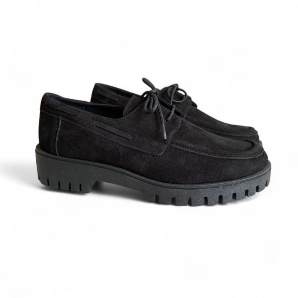 Δερμάτινα καστόρ loafers με κορδόνια καιέντονα γαζιά σε μαύρο χρώμα και τρακτερωτή σόλα πλάγια όψη σε λευκό φόντο.