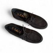 Δερμάτινα καστόρ loafers με κορδόνια καιέντονα γαζιά σε μαύρο χρώμα και τρακτερωτή σόλα επάνω όψη σε λευκό φόντο.