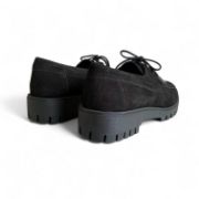 Δερμάτινα καστόρ loafers με κορδόνια καιέντονα γαζιά σε μαύρο χρώμα και τρακτερωτή σόλα πίσω όψη σε λευκό φόντο.	