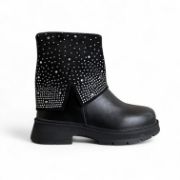 Παιδικά μποτάκια για κορίτσια σε συνδυασμό από δερματίνη και καστόρ σε μαύρο χρώμα με αναδιπλούμενη φάσα με στρας και φερμουάρ στην εσωτερική πλευρά εξωτερική πλάγια όψη σε λευκό φόντο.
