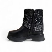 Παιδικά μποτάκια για κορίτσια σε συνδυασμό από δερματίνη και καστόρ σε μαύρο χρώμα με αναδιπλούμενη φάσα με στρας και φερμουάρ στην εσωτερική πλευρά εσωτερική πλάγια όψη σε λευκό φόντο.	