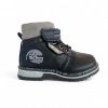 Παιδίκά μποτάκια για αγόρια από δερματίνη σε μαύρο χρώμα με αυτοκόλλητο και λάστιχα στο κουντεπιέ και φερμουάρ στην εσωτερική πλευρά πλάγια εξωτερική όψη σε λευκό φόντο.