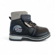 Παιδίκά μποτάκια για αγόρια από δερματίνη σε μαύρο χρώμα με αυτοκόλλητο και λάστιχα στο κουντεπιέ και φερμουάρ στην εσωτερική πλευρά πλάγια εξωτερική όψη σε λευκό φόντο.