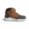 Παιδικά μποτάκια για αγόρια σε συνδυασμό υλικών σε καφέ χρώμα με λάστιχα και αυτοκόλλητο στο κουντεπιέ και φερμουάρ στην εσωτερική πλευρά πλάγια εξωτερική όψη σε λευκό φόντο.