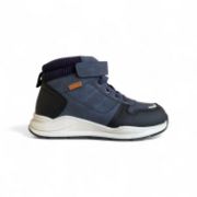 Παιδικά μποτάκια για αγόρια σε συνδυασμό υλικών σε μπλε χρώμα με λάστιχα και αυτοκόλλητο στο κουντεπιέ και φερμουάρ στην εσωτερική πλευρά πλάγια εξωτερική όψη σε λευκό φόντο.	