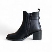 Εικόνα της Μποτάκια με Χαμηλό Τακούνι Λάστιχο και Μεταλλικά Διακομητικά