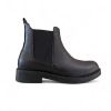 Δερμάτινα μποτάκια chelsea σε μαύρο χρώμα με λάστιχα στην εσωτερική και εξωτερική πλευρά με στρογγυλή μύτη πλάγια εξωτερική όψη σε λευκό φόντο.
