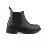 Δερμάτινα μποτάκια chelsea σε μαύρο χρώμα με λάστιχα στην εσωτερική και εξωτερική πλευρά με στρογγυλή μύτη πλάγια εξωτερική όψη σε λευκό φόντο.