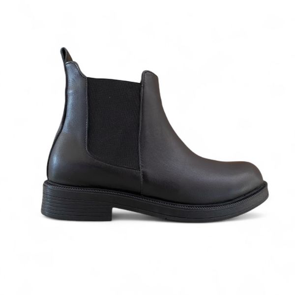 Δερμάτινα μποτάκια chelsea σε μαύρο χρώμα με λάστιχα στην εσωτερική και εξωτερική πλευρά με στρογγυλή μύτη πλάγια εξωτερική όψη σε λευκό φόντο.