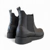 Δερμάτινα μποτάκια chelsea σε μαύρο χρώμα με λάστιχα στην εσωτερική και εξωτερική πλευρά με στρογγυλή μύτη πίσω όψη σε λευκό φόντο.