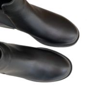 Δερμάτινα μποτάκια chelsea σε μαύρο χρώμα με λάστιχα στην εσωτερική και εξωτερική πλευρά με στρογγυλή μύτη επάνω όψη σε λευκό φόντο.