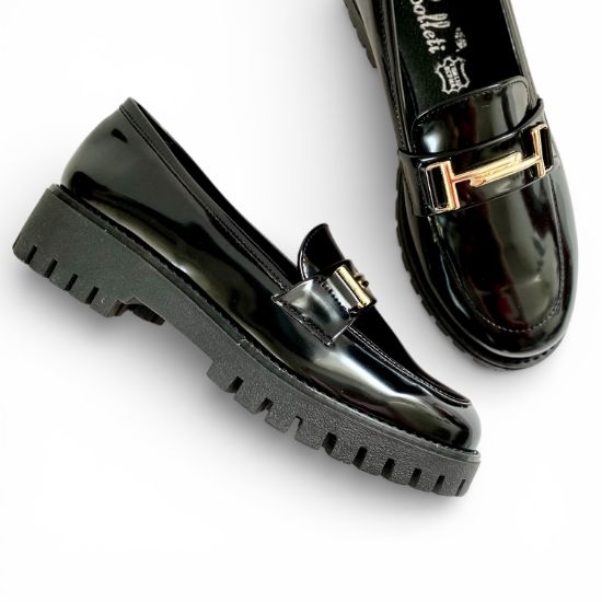 Εικόνα της Loafers από δέρμα φλωρεντικ με μεταλλική λεπτομέρεια