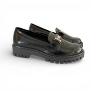 Εικόνα της Loafers από δέρμα φλωρεντικ με μεταλλική λεπτομέρεια