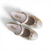 Παιδικές μπαλαρίνες σε ιβουάρ χρώμα με ανατομικό πάτο,μπαρέτα με αυτοκόλλητο κούμπωμα στο κουντεπιέ και λεπτό διακοσμητικό ιβουάρ φιογκάκι,επάνω όψη σε λευκό φόντο.