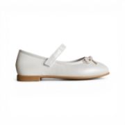 Παιδικές μαπαλρίνες σε ιβουάρ χρώμα,με μπαρέτα με αυτοκόλλητο κούμπωμα στο κουντεπιέ,λεπτή σόλα σε καφέ ανοιχτό χρώμα και διακοσμητικό ιβουάρ λεπτό φιογκάκι πλάγια εξωτερική όψη σε λευκό φόντο.