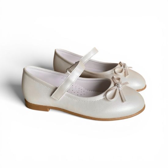 Παιδικές μπαλαρίνες σε ιβουάρ χρώμα με λεπτή σόλα σε ανοιχτό καφέ χρώμα,μπαρέτα με αυτοκόλλητο κούμπωμα στο κουντεπιέ,ανατομικό πάτο και διακοσμητικό λεπτό φιογκάκι σε λευκό φόντο.