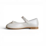 Παιδικές μαπαλρίνες σε ιβουάρ χρώμα,με μπαρέτα με αυτοκόλλητο κούμπωμα στο κουντεπιέ,λεπτή σόλα σε καφέ ανοιχτό χρώμα και διακοσμητικό ιβουάρ λεπτό φιογκάκι πλάγια εσωτερική όψη σε λευκό φόντο.