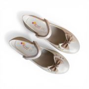 Παιδικές μπαλαρίνες σε ιβουάρ χρώμα με ανατομικό πάτο μπαρέτα με αυτοκόλλητο στο κουντεπιέ διακοσμητικό φιογκάκι με γκλίτερ και στρας επάνω όψη σε λευκό φόντο.