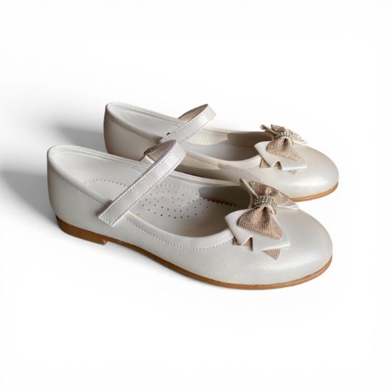 Παιδικές μπαλαρίνες σε ιβουάρ χρώμα με ανατομικό πάτο μπαρέτα με αυτοκόλλητο κούμπωμα στο κουντεπιέ,λεπτή σόλα σε ανοιχτή καφέ απόχρωση και διακοσμητικό φιογκάκι με γκλίτερ και στρας σε λευκό φόντο.