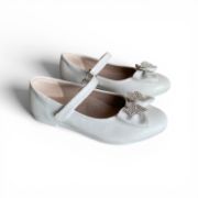 Παιδικές μπαλαρίνες σε λευκό χρώμα με ανατομικό πάτο,μπαρέτα με αυτοκόλλητο κούμπωμα στο κουντεπιέ και λευκό διακοσμητικό φιογκάκι με καρδιές αππό στρας.