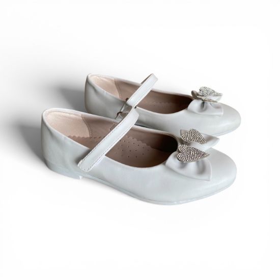 Παιδικές μπαλαρίνες σε λευκό χρώμα με ανατομικό πάτο,μπαρέτα με αυτοκόλλητο κούμπωμα στο κουντεπιέ και λευκό διακοσμητικό φιογκάκι με καρδιές αππό στρας.