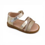 Παιδικά πέδιλα για κορίτσια σε χρυσό μεταλλιζέ χρώμα με μπεζ σόλα.Έχουν κλειστή φτέρνα,αυτοκόλλητο κούμπωμα στο κουντεπιέ και τρια λεπτά λουράκια στα δάχτυλα το ενα με γκλιτερ,το αλλο με στρας.Τα δυο από αυτά ειναι χιαστί.Πλάγια διαγώνια όψη σε λευκό φόντο.