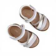 Παιδικά πέδιλα για κορίτσια σε λευκό χρώμα με μπεζ σόλα.Έχουν κλειστή φτέρνα,αυτοκόλλητο κούμπωμα στο κουντεπιέ και τρια λεπτά λουράκια στα δάχτυλα το ενα με γκλιτερ,το αλλο με στρας.Τα δυο από αυτά ειναι χιαστί.Επάνω όψη σε λευκό φόντο.