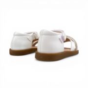 Παιδικά πέδιλα για κορίτσια σε λευκό χρώμα με μπεζ σόλα.Έχουν κλειστή φτέρνα,αυτοκόλλητο κούμπωμα στο κουντεπιέ και τρια λεπτά λουράκια στα δάχτυλα το ενα με γκλιτερ,το αλλο με στρας.Τα δυο από αυτά ειναι χιαστί.Πίσω όψη σε λευκό φόντο.