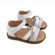 Παιδικά πέδιλα για κορίτσια σε λευκό χρώμα με μπεζ σόλα.Έχουν κλειστή φτέρνα,αυτοκόλλητο κούμπωμα στο κουντεπιέ και τρια λεπτά λουράκια στα δάχτυλα το ενα με γκλιτερ,το αλλο με στρας.Τα δυο από αυτά ειναι χιαστί.Πλάγια διαγώνια όψη σε λευκό φόντο.