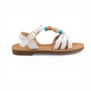 Παιδικά πέδιλα για κορίτσια σε λευκό χρώμα με μπεζ σόλα και πάτο.Έχουν λεπτά λουράκια στον αστράγαλο και κούμπωμα με τόκα.Ένα λεπτό λουράκι κάθετα στο κουντεπιέ με γαλάζιες,καφέ και μπλέ χάντρες και τρία λεπτά λουράκια στα δάχτυλα μπλεγμένα μεταξύ τους.Πλάγια εξωτερική όψη σε λευκό φόντο.