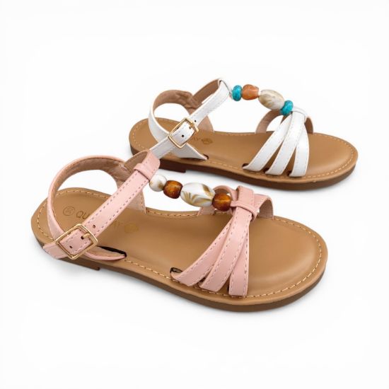 Παιδικά πέδιλα για κορίτσια το εάνα σε λευκό και το άλλο σε ροζ χρώμα με μπεζ σόλα και πάτο.Έχουν λεπτά λουράκια στον αστράγαλο και κούμπωμα με τόκα.Ένα λεπτό λουράκι κάθετα στο κουντεπιέ με γαλάζιες,καφέ και μπλέ χάντρες και τρία λεπτά λουράκια στα δάχτυλα μπλεγμένα μεταξύ τους.Πλάγια διαγώνια όψη σε λευκό φόντο.