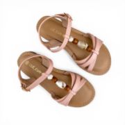 Παιδικά πέδιλα για κορίτσια σε ροζ χρώμα με μπεζ σόλα και πάτο.Έχουν λεπτά λουράκια στον αστράγαλο και κούμπωμα με τόκα.Ένα λεπτό λουράκι κάθετα στο κουντεπιέ με γαλάζιες,καφέ και μπλέ χάντρες και τρία λεπτά λουράκια στα δάχτυλα μπλεγμένα μεταξύ τους.Επάνω όψη σε λευκό φόντο.