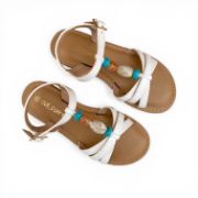 Παιδικά πέδιλα για κορίτσια σε λευκό χρώμα με μπεζ σόλα και πάτο.Έχουν λεπτά λουράκια στον αστράγαλο και κούμπωμα με τόκα.Ένα λεπτό λουράκι κάθετα στο κουντεπιέ με γαλάζιες,καφέ και μπλέ χάντρες και τρία λεπτά λουράκια στα δάχτυλα μπλεγμένα μεταξύ τους.Επάνω όψη σε λευκό φόντο.
