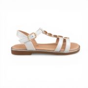 Παιδικά πέδιλα σε λευκό χρώμα με μπεζ σόλα και πάτο.Έχουν λεπτά λουράκια στον αστράγαλο με κούμπωμα με τόκα.Λεπτό λουράκι κάθετα στο κουντεπιέ με χρυσά στρογγυλά μεταλλικά διακοσμητικά και δύο λεπτά λουράκια στα δάχτυλα το ένα κάτω από το άλλο.Πλάγια εξωτερική όψη σε λευκό φόντο.