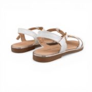 Παιδικά πέδιλα σε λευκό χρώμα με μπεζ σόλα και πάτο.Έχουν λεπτά λουράκια στον αστράγαλο με κούμπωμα με τόκα.Λεπτό λουράκι κάθετα στο κουντεπιέ με χρυσά στρογγυλά μεταλλικά διακοσμητικά και δύο λεπτά λουράκια στα δάχτυλα το ένα κάτω από το άλλο.Πίσω όψη σε λευκό φόντο.