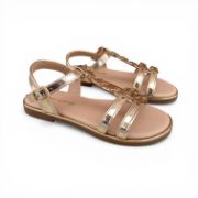 Παιδικά πέδιλα σε χρυσό μεταλλιζέ χρώμα με μπεζ σόλα και πάτο.Έχουν λεπτά λουράκια στον αστράγαλο με κούμπωμα με τόκα.Λεπτό λουράκι κάθετα στο κουντεπιέ με χρυσά στρογγυλά μεταλλικά διακοσμητικά και δύο λεπτά λουράκια στα δάχτυλα το ένα κάτω από το άλλο.Πλάγια διαγώνια όψη σε λευκό φόντο.