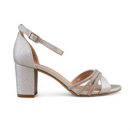 Γυναικεία πέδιλα σε ασημί χρώμα από γκλίτερ με κλειστή φτέρνα, χοντρό τακούνι, λουράκι αστραγάλου και χιαστί λουράκια στα δάκτυλα από συνδυασμό γκλίτερ και στρας πλάγια εξωτερική όψη σε λευκό φόντο.