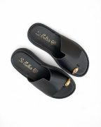 Εικόνα της Παντόφλες Flatforms Δίσολες με Φαρδιά Ασύμμετρη Φάσα Δάχτυλο και Χρυσό Διακοσμητικό Μαύρο